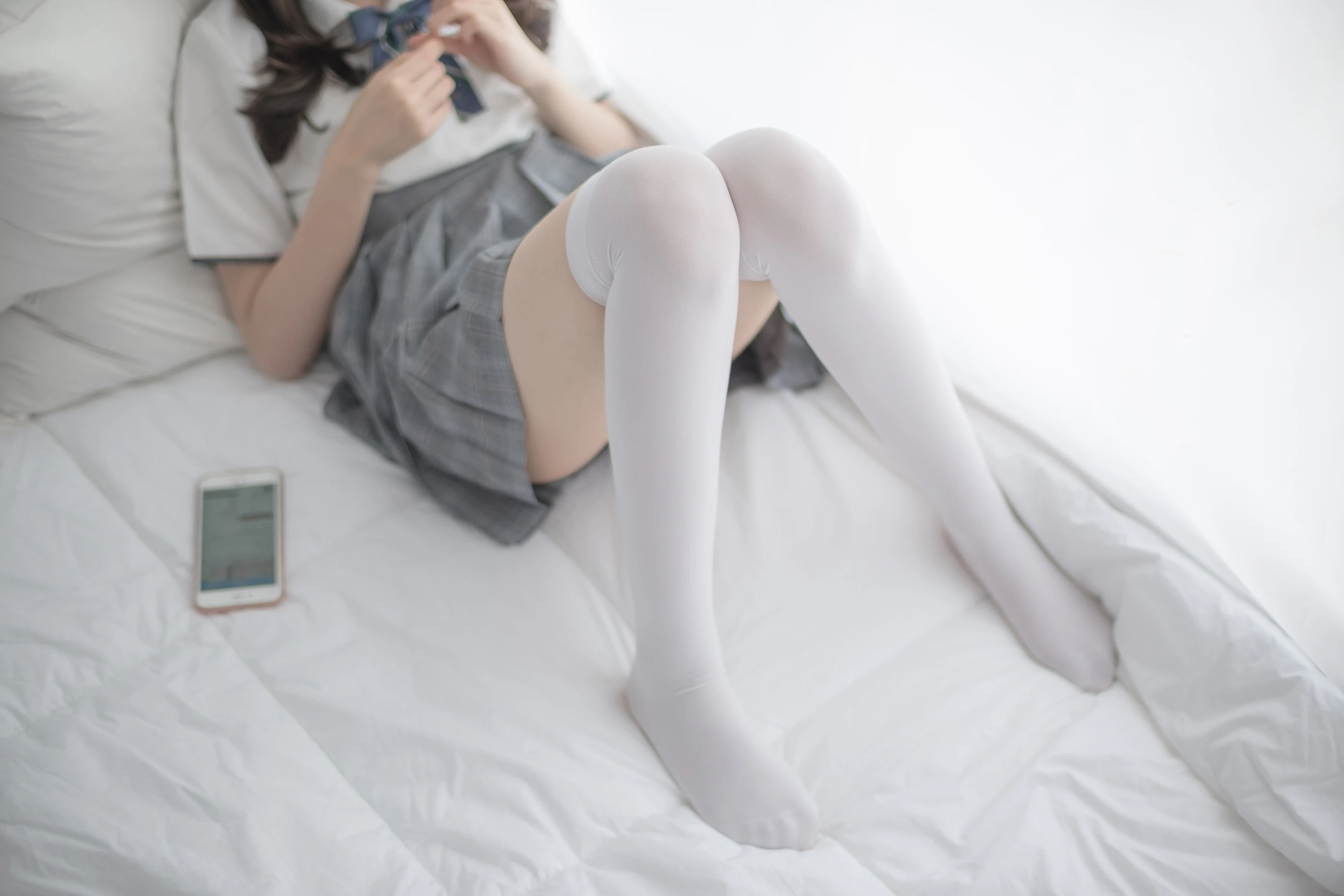 森萝财团 [R15-009] 床上JK白丝 [84P]插图6